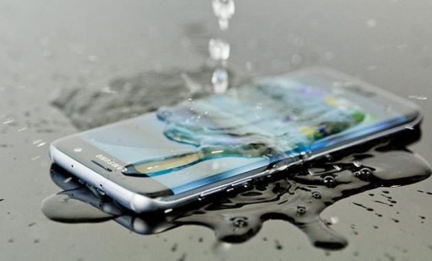 Se me cayó el celular al agua y no prende